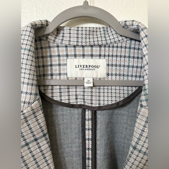 Liverpool Glen Plaid Boyfriend Open Front Blazer in Soft Sand/Gray 2x - Picture 3 of 5